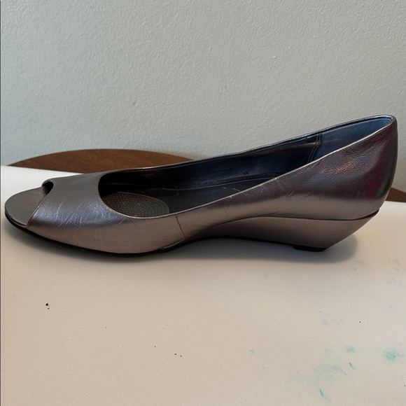 Alfani  Step n flex women’s shoes
Pep-toe  2”wedge heel metallic, pewter padded - Picture 5 of 13